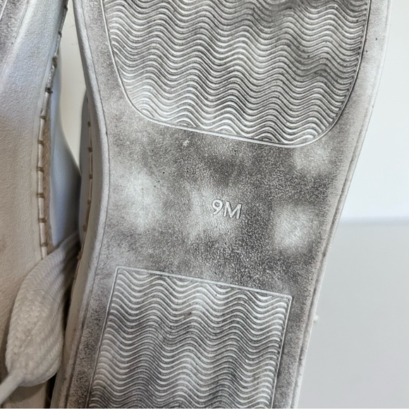 Kate Spade White Leather Scalloped Sneakers size 9 - Picture 3 of 6